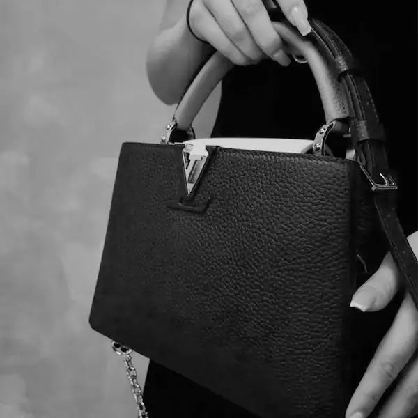 заказать сумку Louis Vuitton Capucines MM, цвет noir.